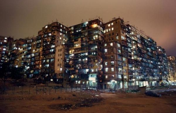 Снимка: listverse.comКоулун, Хонг Конг"Walled City" в град Коулун е бил разрушен преди 20 години, но със сигурност заслужава внимание. Това е бивш китайски военен форт, който става твърде гъсто населен с незаконно настанили се хора през  годините след Втората световна война. През 1987 г. проучване на китайското правителство, посочва, че това е най-гъсто заселеното място в света, включително и с плъхове. В продължение на години кварталът е управляван от китайската мафия, като тук са процъфтявали проституцията, хазарта, употребата на наркотици и убийствата. В началото на 90-те, правителството решава да унищожи този анархистичен бедняшки квартал и през март 1993 г. започва неговото разрушаване. Днес площта е заета от ограден, зелен парк.