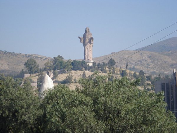 13. Cristo Resucitado в Мексико – височина: 30 метраСтатуята се намира в Сан Рафаел, Tlalnepantla. Скулпторът Давид Гутиерес изработва образа на Исус от розов камък, като се обръща специално внимание и върху облеклото на Христос. Cristo Resucitado е завършена през 1970 година.Снимка: [Marco]