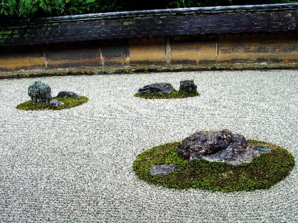Градината  Рюанджи- Киото,Япония (Ryōan-ji – Japan)Снимка: gojapango.comТози храм в Киото е известен със своите „дзен“ градини и се счита за един от най-забележителните примери за стила "сух пейзаж". Някои казват, че това място е квинтесенцията на дзен изкуството, и може би най-големият шедьовър на японската култура. Никой не знае кой в създателя на тази градина, или кога точно е създадена. Само знаем, че тя и утре ще изглежда, така както вчера и днес. Зад семплия храм, който се издига над алпинеума има каменна мивка, наречена Tsukubai, за която се знае, че е дарена от Токугава Мицукуни през 17-ти век. На нея има прост надпис, с дълбок смисъл: "Научих се да бъда доволен."