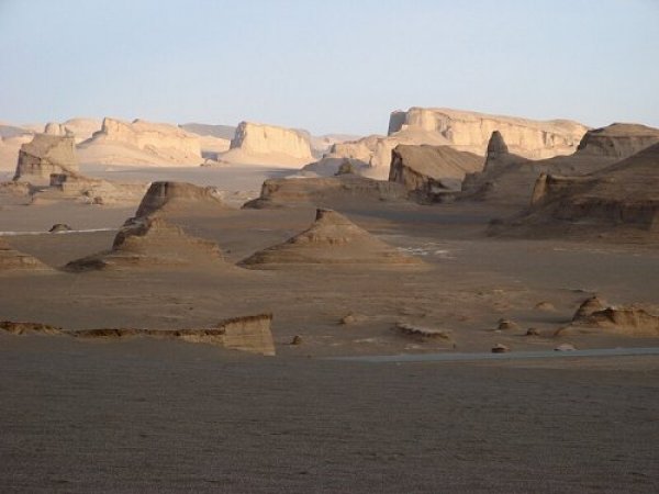 Снимка: Public domain, Dasht-e Lut, LibyaПрез 2004 и 2005 в това пустинно плато беше измерена най-високата температура на повърхността, надвишаща 70°C. Dasht-e Lut се съревновава с пустинята Атакама за титлата „най-сухо място в света”. Заради сушата в една огромна зона от платото няма никакво живо същество, дори бактерии. Източната част от пустинята е посещавана от туристи заради красивите дюни, достигащи до височина от 500 м.