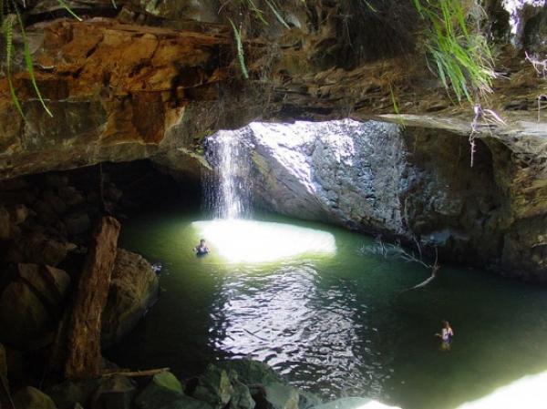 Снимка:  Alan IsherwoodЕстественият мост, "Спрингбрук Парк", Австралия (Natural Bridge, Springbrook Park)Това е естествено формирана скална арка над пещерата Cave Creek, която се намира в Куинсланд, на 96 км. от град Бризбейн. Там минава приток на река „Неранг“, който илюстрира невероятната ерозивна сила на водата. Водопадът се спуска през покрива на пещера и пада директно вътре, където образува басейн. Той се намира на територията на резерват с местните жители - аборигени. Плуването тук преди е било  позволено, но сега е забранено, тъй като басейнът е опасно плитък.