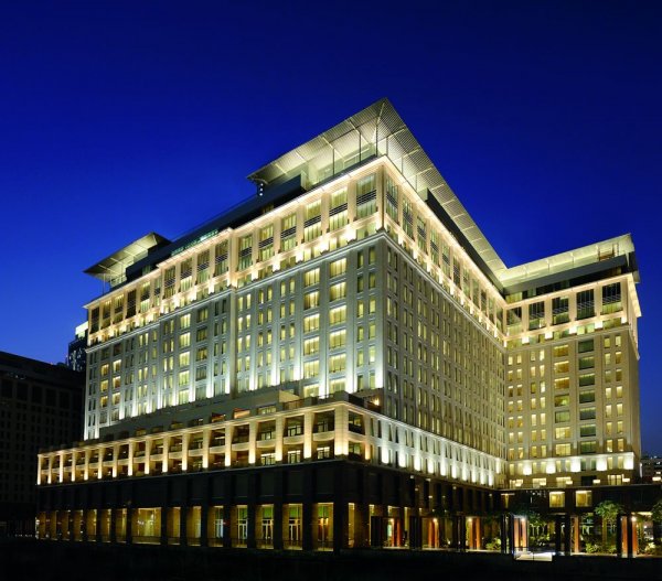 7. Ritz-Carlton Hotel – 5 звездиХотелът се намира в близост до марината и една от изкуствените палми, но това не пречи на посетителите му да намерят желаното спокойствие. Ritz-Carlton предлага най-добрите СПА процедури в целия Близък Изток.Снимка: planetluxus.com