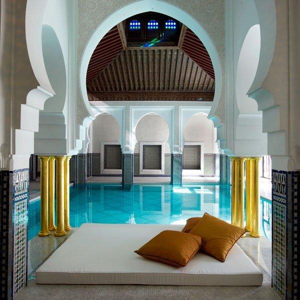 10. Mamounia Spa at La Mamounia – МарокоС две думи – мароканска фантазия – мозайки, големи арки, сложни детайли и мраморни подове. СПА центърът има девет стаи за процедури, шест открити стаи за масаж и три хамама. В него се предлагат на 80 различни уелнес терапии.Снимка: travel.yahoo.com
