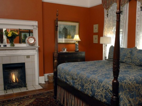 2. FOLEY HOUSE INN – Джорджия, САЩКакъв по-хубав завършек на вечерта от романтична вечеря с шоколад, ягоди, шампанско и рози? Романтична вечеря и топлината на камина.Снимка: FOLEY HOUSE INN