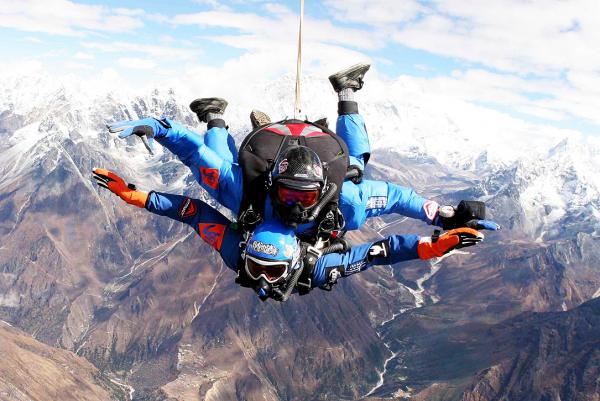 Скачане с парашут над Еверест, Непал. Снимка: Dropzone.com