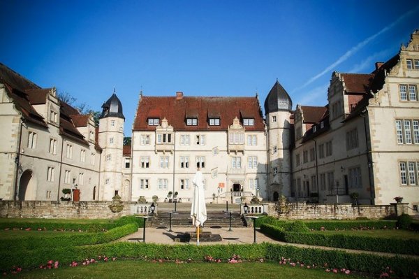 Снимка: Schlosshotel MünchhausenДворецът "Schlosshotel Münchhausen" в Аерцен, Германия е построен през 16 век. Днес той е луксозен хотел с две голф игрища, два ресторанта и спа център с вътрешен басейн. Имотът отдавна бе аплодиран за своето изключително озеленяване. Част от растенията датират от времето на цар Петър Велики, като са отглеждани в специална оранжерия.