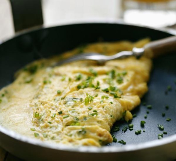 Снимка: mensfitness.comОмлет с авокадо и бекон Продукти: 4 резена бекон; 1 авокадо; 2 супени лъжици смлян червен лук; 1 супена лъжица смлян магданоз; една лъжица лют сос; 4 яйца.  Инструкции: Беконът се запича на тиган, авокадото се намачква и всичко се разбърква с другите продукти и яйцата и се връща в тигана. Омлетът е за 2 порции и съдържа 370 калории; 30гр мазнини; 17 гр протеин; 9 гр въглехидрати; 3 гр фибри.
