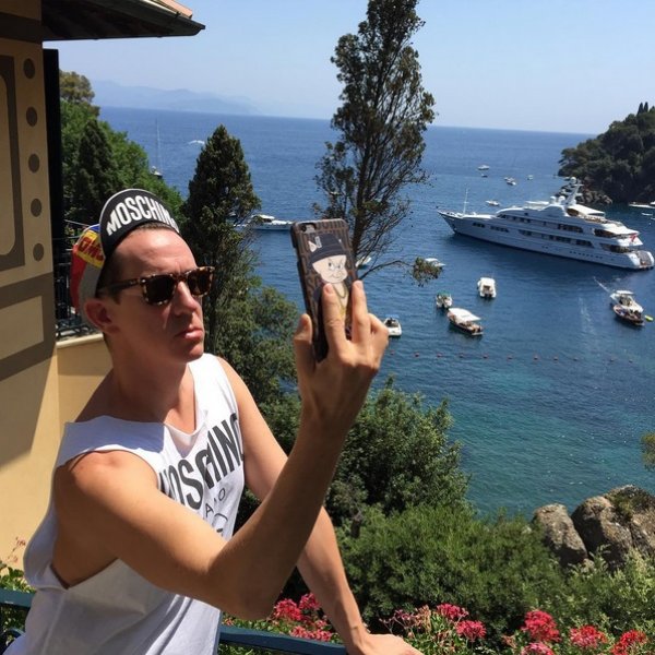 Джеръми Скот позира със свои творения за Moschino, Снимка: Instagram