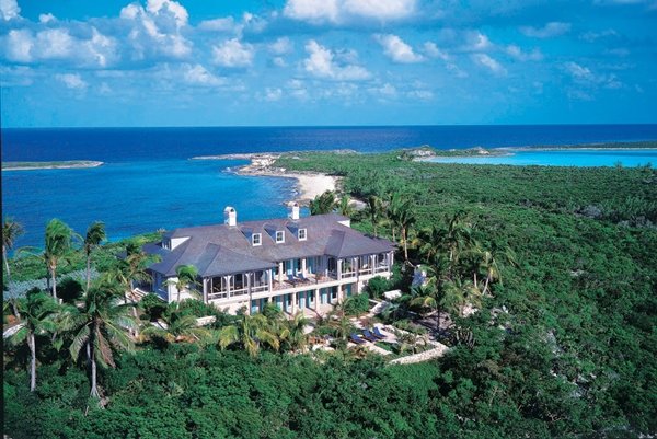 „Муша Кей“ на Бахамските острови (Musha Cay in Exuma Chain, Bahamas); Снимка: smashingtops.comЧовек не може да намери по-луксозно място за почивка от Бахамските острови. А в рамките на Бахамите и по-точно на островната верига Exuma, най-изисканото място, до което можете да се докоснете, е тази вила. Тя е разположена на малкия частен остров „Муша Кей“ и в нея могат да се настанят до 24 гости в 12 стаи. Мястото има перфектен персонал и няколко частни плажа. Наемът на цялата вила на вечер се движи между 37 и 52 хиляди долара, според сезона.