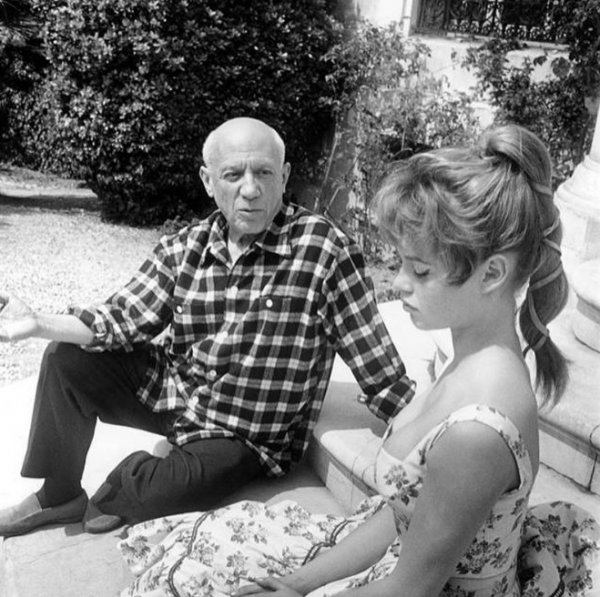 Бриджит Бардо и Пабло Пикасо по време на фестивала в Кан през 1962 г. Снимка: Instagram