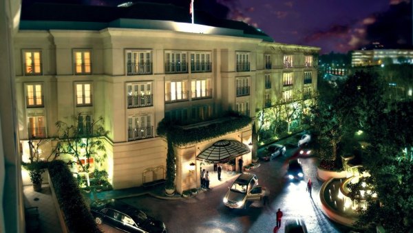 Снимка: kiwicollection.com7. Хотел Peninsula Beverly HillsЗа да облекчи задръстванията с лимузините в звездния уикенд, хотелът плаща на градската управа на Бевърли Хилс да разреши налагане на забрана за паркиране в околните четири улици. Само преди седмица хотелът завърши ремонтно освежаване на стаите, вилите и апартаментите, за сума от около 20 милиона долара. Леглата на редовните гости пък се застилат с чаршафи, върху  които са извезани личните инициали на посетителя.Кой ще отседне тук: Кейт Уинслет, Глен Клоуз, Кейт Бланшет, Майкъл Кейн.Цена на стая: от 625 долара