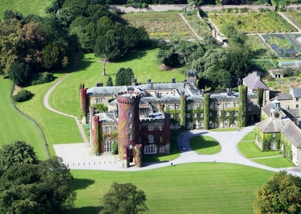 Снимка: Swinton ParkЛуксозният замък-хотел "Swinton Park" се намира в Йоркшир Дейлс, Англия. Той е бил собственост на аристократична фамилия и по-точно - било е седалище на граф Суинтън (родственик на актрисата Тилда Суинтън). Грандиозният дворец е решен в традиционен английски стил език, с антични предмети и семейни портрети. Имотът включва 200 акра паркове. Хотелът разполага с всички любими за аристокрацията в Англия дейности като риболов, лов със соколи, езда, стрелба и др.