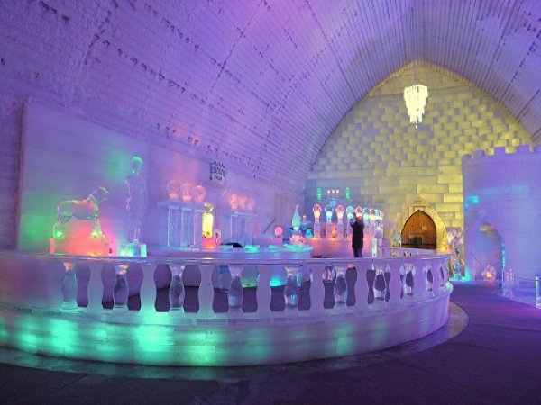 4. Aurora Ice Hotel – Аляска, САЩХотелът е разположен в началото на курортът Chena Hot Springs в Аляска. Aurora Ice Hotel е единственият леден хотел на територията на САЩ. За сметка на това, в него са вложени много усилия и той е фантастичен. Невероятен дизайн на стаите, страхотен леден бар и полилеи, които променят цвета, с който светят. Архитектурата на хотела е по идея на шампиона по ледени скулптури Стив Брис, а интериорът му включва много ледени инсталации и скулптури. В хотела има и музей, който е отворен целогодишно.Снимка: travelvivi.com