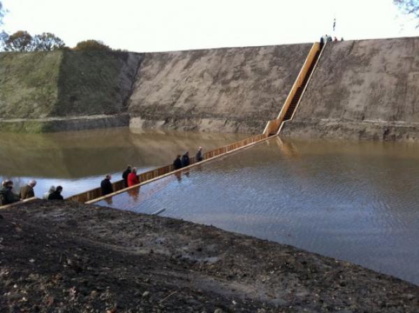 4. Sunken Bridge – Халстерен, ХоландияИзграждането на мост над вода има смисъл. Изграждането на мост през водата обаче е лудост. Ro Koster и Ad Kil Architects построяват забележителния потънал мост, който трябва да пресече отбранителен ров, изграден през 1700 година за защита от френско и испанско нашествие.Снимка: inhabitat.com