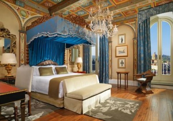 Италия  е любимата дестинация  за почивка и на още една световно известна дама. Мадона винаги избира за себе си и придружаващия я екип пет звездни хотели с  безупречно  обслужване  и  персонал готов на всичко да изпълни всички звездни прищевки. По време на своето турне във Флоренция през 2012, „ кралицата на поп-музиката" отсяда в изтънчения хотел на брега на река Арно -St.  Regis  Florence.Историческата   сграда,   където   се помещава  хотела  е  проектирана от италианския ренесансов архитект Филипо Брунелески.Снимка: trivago.bg