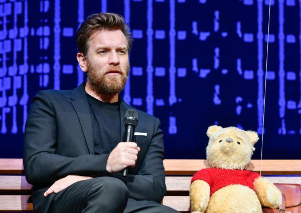 Снимка: gettyimages.com"Първоначално бях щастлив пияница. Но по-късно бях нещастен, депресар", каза Юън Макгрегър веднъж пред сп. Playboy за пристрастеността си към алкохола. През 2001 г. той става трезвеник - решение, което се оказва учудващо лесно за него. Юън казва пред The Independent: "Изпих твърде много алкохол и това ме направи наистина нещастен, така че просто си казах, че няма да пия повече, за да мога да бъда щастлив отново."
