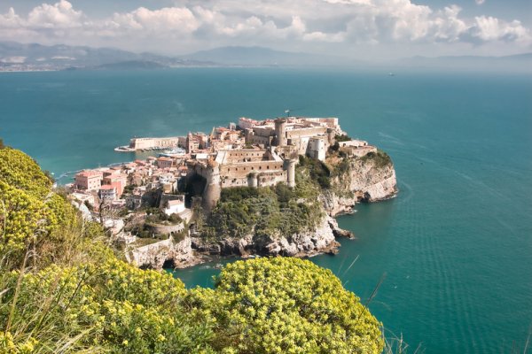 Aragonese Castle—Ischia, Italy, Снимка: DreamstimeПостроен от Hiero I от Сиракуза през 474 г, пр. Хр., намиращ се на вулканична скала в Тиренийско море близо до Неапол. Бил е дом на гражданите на Неапол до 15 век. Издигнати са стени, които да го пазят от пирати и каменен мост, който го свързва с Ишия. Днес замъкът е сред най-посещаваните забележителности в Ишия.