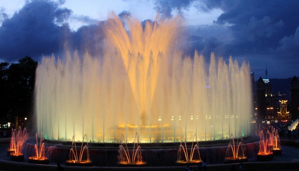 Снимка: Flickr.com By chris683The Magic Fountain of Montjuic – Барселона, ИспанияРазположен в началото на Avenida Maria Cristina в Барселона, Магическият фонтан радва посетителите с невероятно шоу от светлини и водна акробатика. Многоцветни пера от вода танцуват в три концентрични кръга под звуците на музикален съпровод, който варира от темата от филма „Кръстника” до испански оперетни арии. С 3620-те си водни джета фонтанът изпомпва зашеметяващите 2600 литра вода всяка секунда - какво шоу, а!