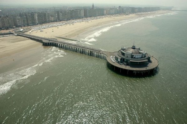 Снимка: amusingplanet.comКеят в град Blankenberge в Белгия е построен през 1933 г.  Той е първият кей на брега на Атлантическия океан в Европа.