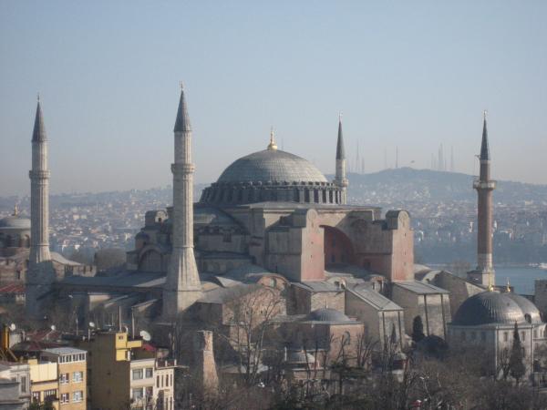 Хагия София, Истанбул, Турция,Снимка: http://www.flickr.com/photos/severinstmartin/2245086694/Преди това Хагия София е била патриархална базилика, после джамия, а сега е музей. Тя е една от най-великите сгради, някога строени в света. Построена между 532 и 537 г. като църква по заповедите на Юстиниан, император на Византийската империя, тя е била дом на много свещени реликви.След падането на Константинопол през 1453 г., е била превърната в джамия, като са премахнати камбаните, олтара, иконостаса и реликвите и е поставена турска мозайка. Цели 500 години е била основната джамия в Османската империя и е служела за вдъхновение за построяването на останалите джамии в Турция до 1935 г., когато големият реформатор Мустафа Кемал Ататюрк решил да затвори джамията и да я превърне в музей.