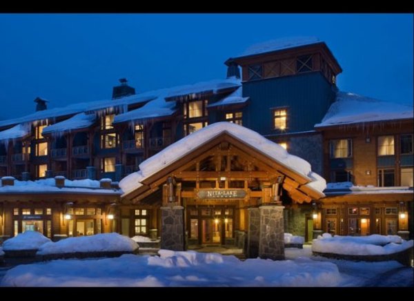 Снимка: Whistler Blackcomb, CanadaУислър Блеккомб, КанадаТова място редовно се нарежда сред най-добрите ски курорти в Северна Америка, особено след като стана домакин на „Зимните олимпийски игри 2010“. Посетители могат да се насладят на многото, построени за Олимпиадата, съоръжения. Селото е известно с бурния си нощен живот и гурме ресторантите, включително и луксозният испански „тапас“ ресторант, където сервират изключителната храна на малки хапки.