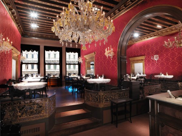 "Ristorante Quadri" във Венеция се намира в историческия дворец на Piazza San Marco. Романтичното заведение е красиво обзаведено с полилеи от стъкло Мурано и стени от дамаски. Готвачът Силвио Джаяведони предлага класически венециански специалитети.Снимка: architecturaldigest.com