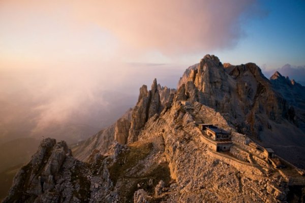 Снимка: cntraveler.comRifugio TORRE DI PISAВал ди Фиеме, ИталияАлпинистите трябва да ходят два до три часа, за да достигнат този хостел, който е единствен в планинската група на италианските Доломити. Той е кацнал на върха на висока скала, която прилича на Наклонената кула в Пиза. Убежището предлага една баня и легла за 20 човека. Хостелът служи като база за изследване на много еко пътеки в района.