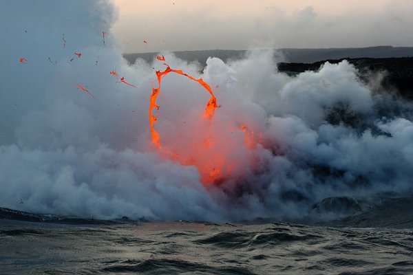 Най-активният вулкан Kilauea, Снимка: flickr.comЕдин от най-интересните вулкани в света, Килауеа се намира на Хаваите. Той е най-активният, но и най-малко агресивен вулкан при изригванията си. Изригнал е 35 пъти от 1952г. насам!