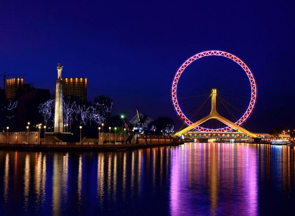 1. Tianjin Eye – Тиендзин, КитайКога мостът не е съвсем мост? Когато е виенско колело, разбира се. The Tianjin Eye се издига на река в северната част на Китай. Мостът е завършен през 2007 година, има шест платна и 48 пътнически капсули, които побират 384 души. Едно пълно завъртане на колелото отнема около половин час.Снимка: blog.chinatraveldepot.com