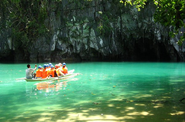 2. Puerto Princesa Underground River – ФилипиниПодземната река се намира в национален парк във Филипините. По нея се плава със специална лодка. Puerto Princesa Underground е най-дългата подземна плавателна река в света. Тя преминава през едни от най-впечатляващите пещерни системи в света. Реката е част от забележителна екосистема, която включва още вековни гори, пещери и скални образувания. С цел да се запази пещерата, всеки посетител трябва да получи разрешително преди да влезе в нея.Снимка: travel.yahoo.com