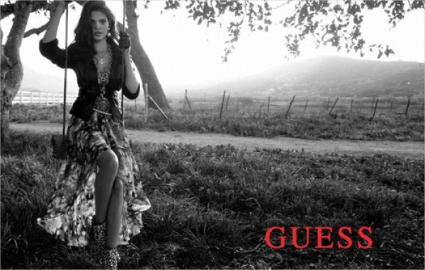 Снимка: Guess