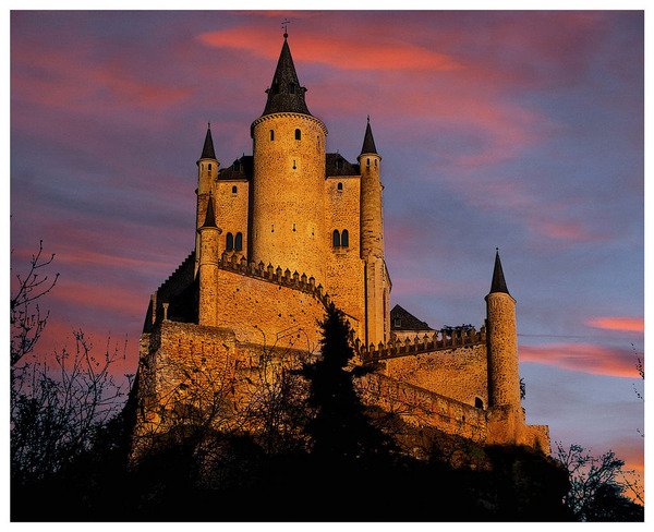 Alcázar of Segovia. Spain. Segovia Castle се намира в древния град Сеговия, в централна Испания и се изгражда като арабски форт през 12 век. Неговата уникална форма, напомняща носа на кораб, прави крепостта един от най-забележителните замъци в страната. През Средновековието Alcazar е ключова крепост в отбраната на страната. Очевидно, тя е и източник на вдъхновение за много от замъците пресъздадени от Уолт Дисни.Снимка: opentravel.com
