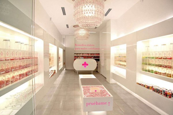 Снимка; architecturaldigest.com "Happy Pills" в Капарока, Испания Тук бонбоните и сладкишите са подредени като лекарства в аптека.
