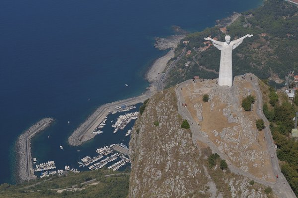 2. Christ the Redeemer of Maratea в Италия – височина: 21,23 метраСтатуята е изработена от бял и синьо-сив мрамор, чиито произход е от кариерата край град Карара. За разлика от някои други статуи, изградени благодарение даренията на хората, за направата на тази статуя е отговорен само един човек. Това е предприемачът Стефано Ривети, който искал да отдаде почит, както на своята религия, така и на родния си град. Christ the Redeemer of Maratea се позиционира върху хълма, издигащ се над града.Снимка: Basilicata Touristica