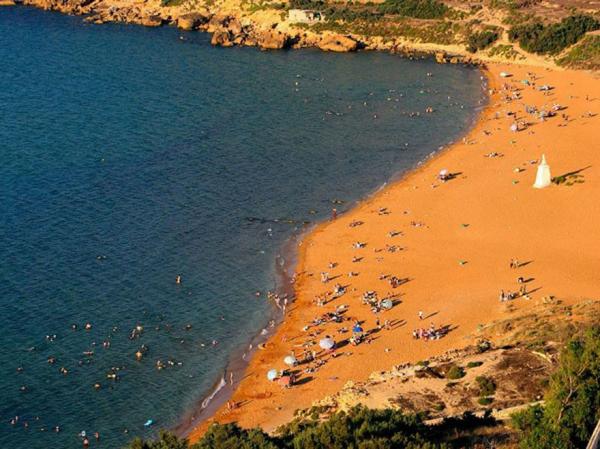 Снимка: themetapicture.comПлаж с оранжев пясък. Бреговата линия на Ramla Bay на малтийските острови е ярко оранжева поради високото си съдържание на желязо. 
