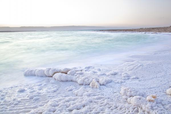 Снимка: DreamstimeDead Sea (Мъртво море), Израел, Йордания, ПалестинаТози водоем, макар че се намира в сърцето на древните библейски земи, не страда от липсата на безрадостни и депресивни названия: Езерото от Асфалт, Морето на Дявола и Вонящото езеро за само част от тях. Високото му минерално съдържание, което го прави десет пъти по-солено от световните океани, не позволява на никакъв жив организъм да вирее във водите му, с изключение някои високо издръжливи бактерии.Тъй като се намира в най-ниската сухоземна точка на земята (почти 400 м. под морското равнище), водата му няма къде да се оттича, а само се изпарява, оставяйки след себе си високата концентрация на минерали. На ден се изпаряват около 7 милиона тона вода.Макар че е извор на много чудотворни лекове, върху които почива цяла медицинска, козметична и балнеологична индустрия, мрачните прогнози за бъдещето на този феномен са, че самото Мъртво море бавно, но сигурно загива. През последните 50 години нивото на водите му е паднало с близо 25 метра и то е загубило една трета от обема си. Макар, че властите, които го стопанисват вече предприемат мерки за запазването му, вече е ясно, че Мъртво море, което всъщност в действителност е езеро, никога няма да бъде същото и е категорично обречено.
