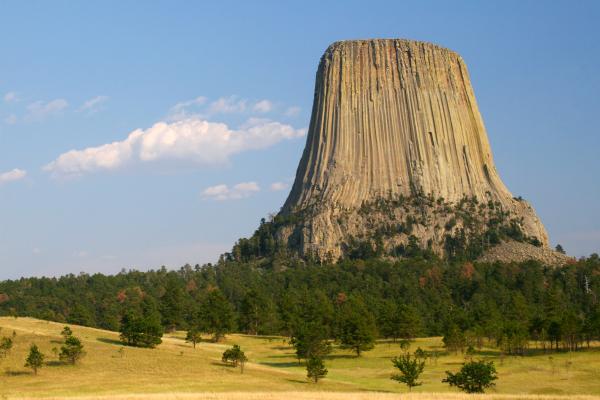 Снимка: DreamstimeDevil's Tower (Кулата на дявола), УайомингКулата на Дявола е странно вулканично възвишение, което се извисява на цели 1558 м. надморска височина, стърчейки с драматичните 386 м над всичко наоколо си. Това е първият гео обект, обявен за национален паметник на САЩ през 1906 год. Мястото играе важна роля в митовете и легендите на всички племена населявали местността: арапахо, кроу, шайени, кайоуа, лакота и шошони. Те всички са имали различни имена за каменния гигант, но Кулата на Дявола с времето се налага, макар и произлязло от сгрешен превод от индианското „Кулата на Лошите Богове“. Монументът днес е алпинистка атракция, забулена в мистерии.