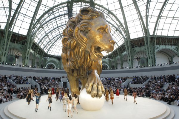 Ревю на Chanel, есен-зима 2010/2011 година, Снимка: Reuters