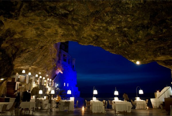 "Grotto Palazzese" се намира в Полиняно а Маре, Италия. Това романтично място се намира в рамките на варовика пещера на брега на Адриатическо море. Гостите могат да се насладят на изглед към водата, хранейки се на открито в пещерата от май до октомври.Снимка: architecturaldigest.com