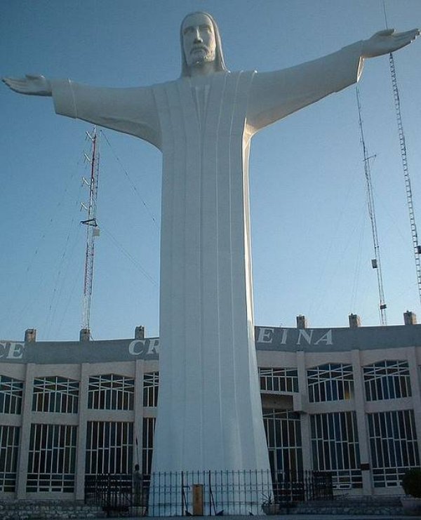 3. Cristo de las Noas в Мексико – височина: 21,8 метраСтатуията носи името на хълма, върху който е построена. Проектът стартират през 1973 година и бил завършен след цели 17 години. В краката на Исус има пресъздадени Светите земи, както и ресторант. Проектант на статуята е скулпторът Владимир Алварадо.Снимка: cod1go