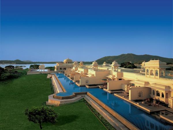Снимка: cntraveler.comOberoi Udaivilas, ИндияТова 5-звездно чудо е разположено в средата на блещукащото езеро Pichola и без съмнение е един от най-грандиозните плаващи хотели в света. Тук ви очаква романтичната атмосфера, традиционна за индийските дворци, а перфектно оформените градини и бликащите фонтани са само част от пищния пейзаж. Интериорът на хотела е богато украсен с ръчно рисувани стенописи  и изографисани куполи. Тук можете да се отдадете и на уроци по йога от най-висок клас.