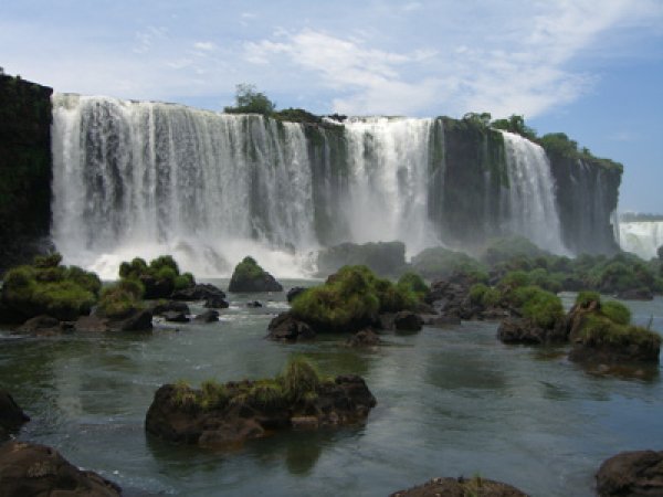 Снимка:southamericatourist.com;Водопадите Игуасу в Аржентина и БразилияТе се намират на границата между Бразилия и Аржентина и са образувани преди 120 милиона години. Представляват съвкупност от около 275 водопада, създадени от река Игуасу и Парана непосредствено до устието ѝ. Най-големият и впечатляващ от тях е водопадът „Гърлото на дявола“. Водопадите са само част от бразилския национален парк Игуасу, който е най-големият субтропичен резерват в света. До тях се стига най-лесно през Аржентина, но лошото е, че бразилците изискват визи, за туристите от Аржентина.