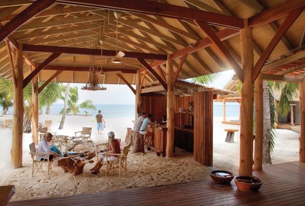 desroches-island.com