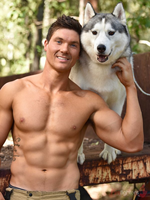 Снимка: @australianfirefighterscalendar.com