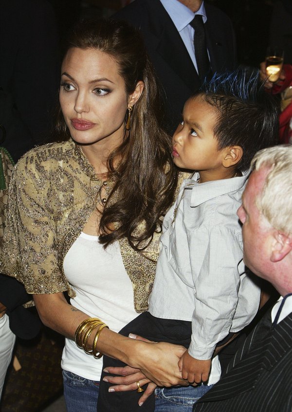 Анджелина с осиновения си от Камбоджа син Мадокс в края на 2004-та; Снимка:Getty Images