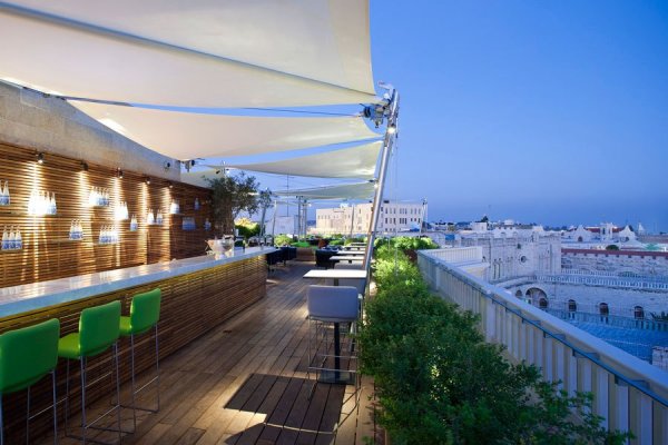 Снимка: adelto.co.ukРесторант „Rooftop Outdoor Lounge”, ЕрусалимTой се намира на върха на хотел „Mamilla“ и от него могат да се видят старите градски стени и кулата на Давид. Заведението е направено в съвременен дизайн, а негови архитекти са Моше Сафдие и Пиеро Лисон.