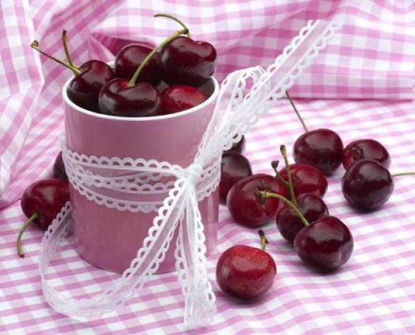 Череши – Черешите не само, че имат страхотен вкус, но са и супер полезни за мускулите и лекуват мускулните схващания и мускулната треска. Те са богати на витамин А и витамин С и помагат в борбата с болести като рак, хроничи мигрени и сърдечни заболявания.Снимка: Dreamstime