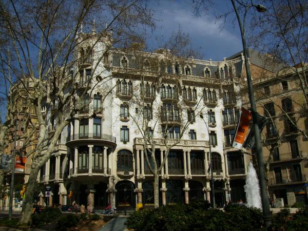 3. Casa FusterХотелът се помещава в историческа сграда, която през 2004 година отваря врати като красиво място за отсядане, проектирано от известен каталунски архитект. Всички 105 стаи на хотела са в декорирани в модерен стил. Особено известен е джаз клубът, който се помещава в сградата.Снимка: esacademic.com