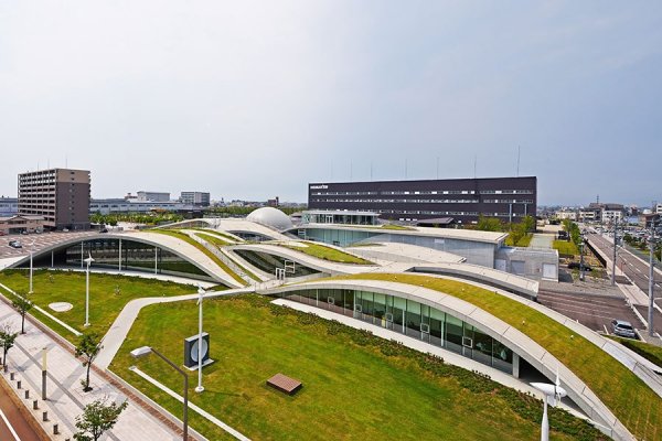 Снимка: architecturaldigest.comНаучният музей "Science Hills Komatsu" се намира в японския град Коматсо. Повечето галерийни пространства са под земята и имат озеленени покриви.