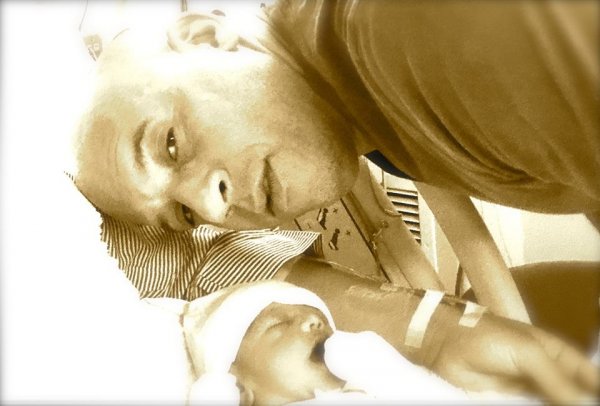 Вин Дизел и най-малкият член на семейството - дъщеричката Полин, която се роди в началото на годината и беше кръстена на покойния Пол Уокър. Снимка: Facebook